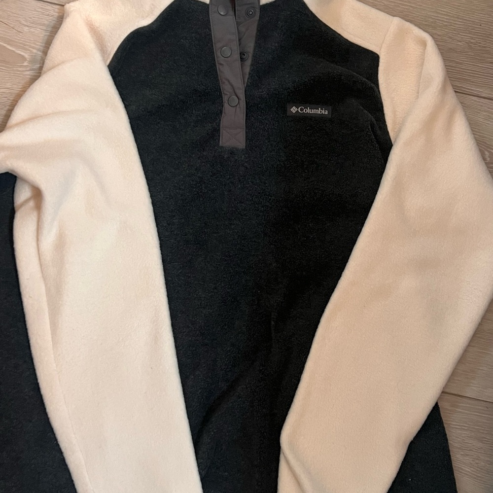 Columbia Men's Black and Cream 1/2 Snap Button Sweatshirt